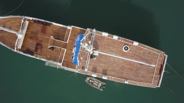 VÃ deo drone aéreo de iate de luxo ancorado na baía tropical exótica ilha com mar cristalino turquesa — Vídeo de Stock