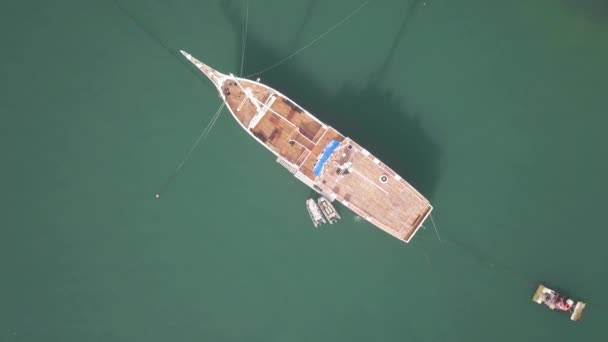 Luchtfoto naar beneden draaiend drone shot van een motorjacht in Caribische zee — Stockvideo