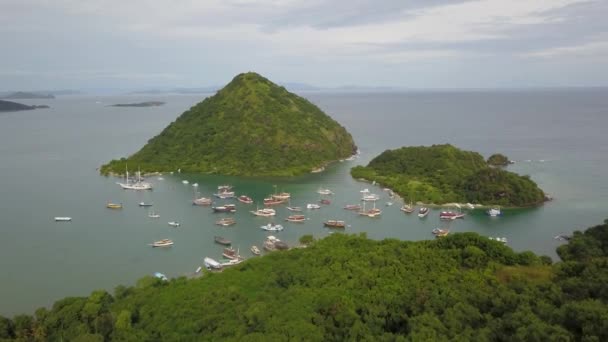 Exotisch luchtlandschap van Flores Island in Labuan Bajo bij Bali Island, Indonesië. Geschoten in 4k resolutie van een drone die naar voren vloog. — Stockvideo