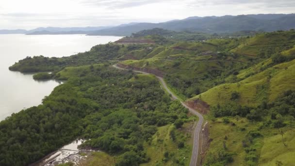 Imágenes aéreas de aviones no tripulados de la aldea Menjaga en la costa de Flores cerca de Labuan Bajo en Indonesia. Disparo con un movimiento de inclinación hacia arriba — Vídeo de stock