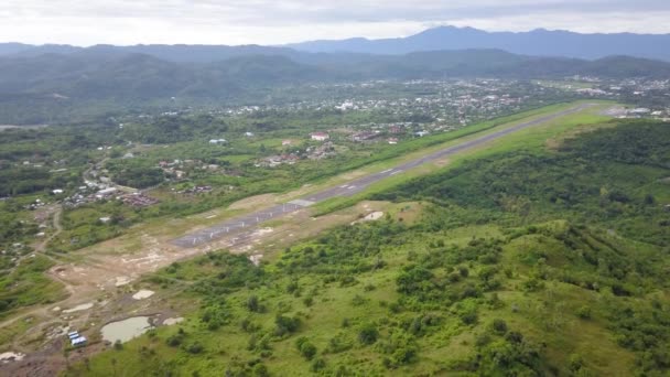 Pista aérea en el aeropuerto Labuan Bajo. El dron vuela hacia la pista — Vídeo de stock
