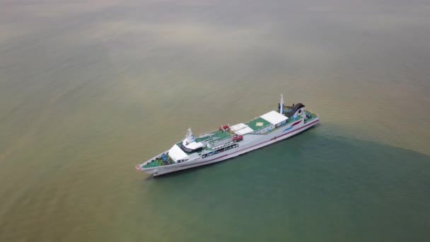 Vôo aéreo superior do drone sobre o barco grande da balsa Vela ao porto da ilha em Nusa Penida tropical, ilha de Bali, Indonésia. Água de cristal azul. Turismo de férias de viagem. Em torno de voar siga a câmera, 4K — Vídeo de Stock