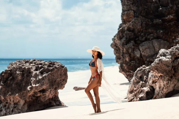 Jeune femme en bikini sur la plage - au bord de la falaise — Photo