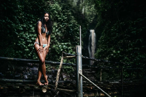 Menina sexy asiática em biquíni posando em uma ponte de madeira — Fotografia de Stock