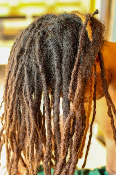 Close up de um homem mostrando seu cabelo dreadlocks — Fotografia de Stock