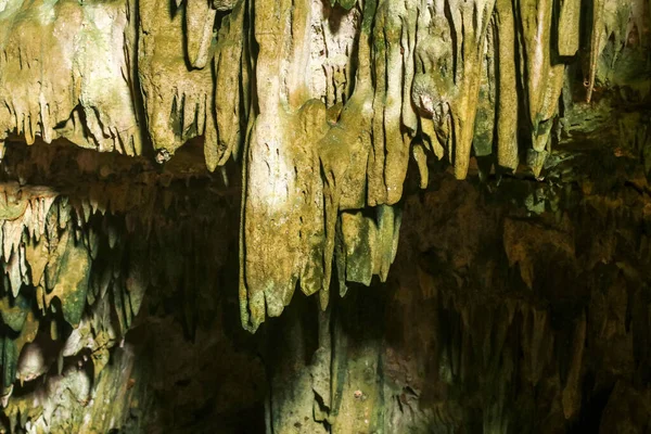 Rangko Mağarası Batı Manggarai 'deki sarkıt manzarası.