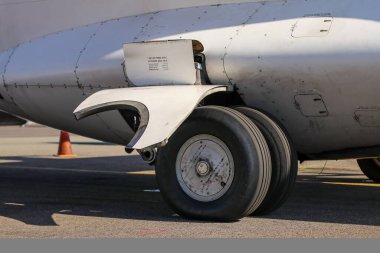 Uçaktaki tekerlek ve bagaj ambarının portresi..