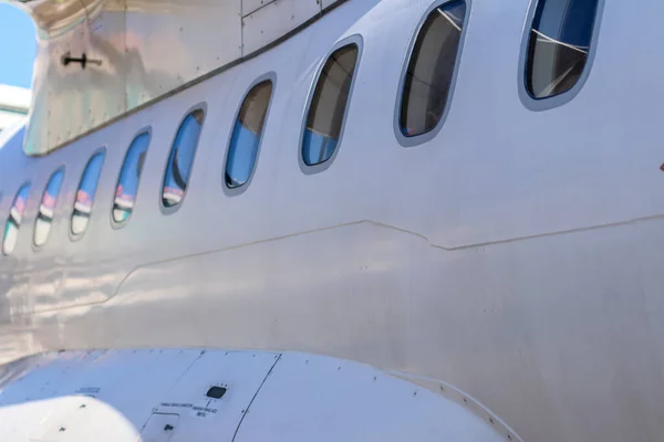 飞机起飞前带有乘客窗的机身肖像 — 图库照片