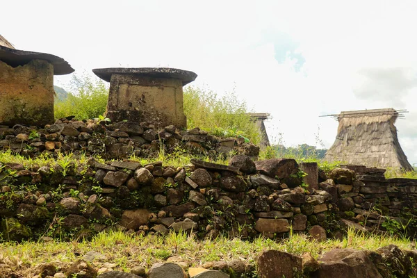 乌洛盖村一座传统房屋的肖像 建在整齐排列的石堆中间 2021年4月拍摄 东努沙登加拉岛 — 图库照片