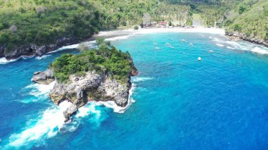 Andaman Denizi 'nin, Phuket' in, Tayland 'ın berrak sularının üzerinde tropikal mavi gökyüzü ile Surin sahilinin güzel manzarası. İHA alındı.
