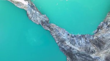 Turkuaz volkanik suyun kapatılması gizemli Kelimutu kraterlerindeki canlı mineral renklerini ve engebeli krater kenarlarını ortaya çıkarıyor..