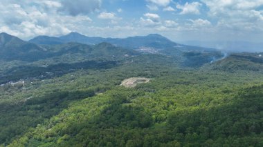 Inerie 'li Wolobobo' nun nefes kesici manzarası canlı yeşil vadilerin ve Flores dağlık cennetindeki dağlık köylerin üzerinde yükseliyor..