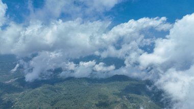 Ormandaki dağlara sarılan bulutların hayalperest manzarası, Flores 'in zamansız güzelliğinin yeşil ve uzak zirvelerini gözler önüne seriyor..