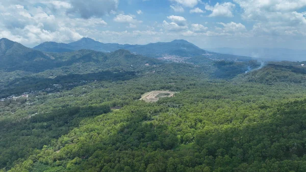 Inerie 'li Wolobobo' nun nefes kesici manzarası canlı yeşil vadilerin ve Flores dağlık cennetindeki dağlık köylerin üzerinde yükseliyor..