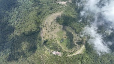 Wolobobo bölgesindeki yeşil delik..