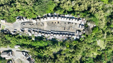 Tepe noktasında Bena köyü, Ngada topraklarındaki yeşil gölgelerin arasında kürek çekiyordu. Yeni yapılar yabanda samanla karışır. Kutsal bölge Inerie Dağı 'nın altında parlıyor..