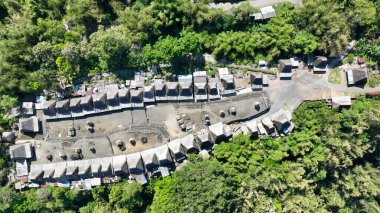 Kampung Bena geleneksel köyünün havadan görünüşü, sazdan çatı sıralarının yemyeşil ormanların arasında yuva yaptığı, Ngada 'nın antik mirasını koruyan.