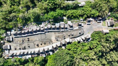 Kampung Bena geleneksel köyünün havadan görünüşü, sazdan çatı sıralarının yemyeşil ormanların arasında yuva yaptığı, Ngada 'nın antik mirasını koruyan.