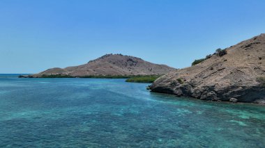 Sebayur 'un engebeli uçurumlarının üzerindeki havadan Komodo kristal lagünlerine düşüyorlar. Zümrüt sığlıkları ve kurak tepeler uçsuz bucaksız gökyüzünün altında sonsuz okyanus mavileriyle buluşur. Dramatik ada güzelliği tüm gözler önünde.