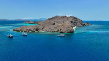 Komodo Ulusal Parkı, neon resifleri ve demirlemiş yaşam gemileriyle çevrili engebeli bir adayı gözler önüne seriyor..