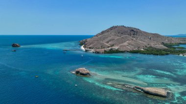 Sebayur, Komodo yakınlarındaki Yedi Mantar 'ın dramatik hava gösterisi. Ayırt edici kaya kuleleri turkuaz denizleri, resiflerin ve kum çukurlarının ortasındaki gemileri deler. Doğa mükemmelliği şekillendirmiş..