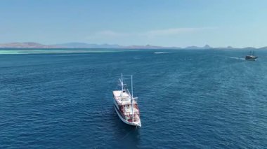 Mavi güzel okyanusta ahşap tekne. Burası Endonezya 'daki Komodo Adası..