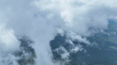 Uçsuz bucaksız deniz battaniyeleri, aşağıdaki yeşil tepeler, Bajawa 'nın büyüleyici dağlık bölgelerindeki bu hava şaheserinin tepelerini delip geçen tepeler..