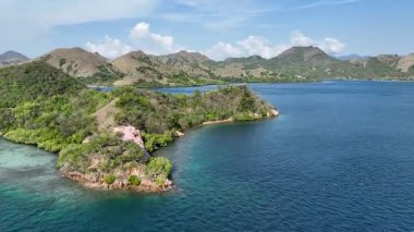 Strawberry Rock 'a yakın çekim. Parlak gül, kireç ve beyaz girdaplar engebeli uçurumlarda akıyor. Zümrüt sular aşağıda. Komodo 'da doğanın cesur başyapıtı.