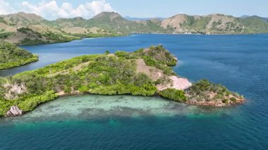 Bereketli yeşil ada, teknelerin turkuaz resiflerin ve sonsuz mavi tepelerin altında toplandığı korunaklı bir körfez..