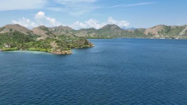 Hava temizliği, zümrüt resifleri ile görkemli dağ sıraları arasında uzanan ormanlık kıyı ve liman köyünü yakalıyor..