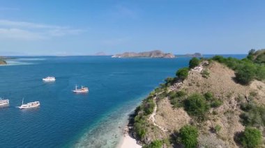Yukarıdan, Kelor Adası parlak resifler ve kumsallardan oluşan bir labirente demir atar. Bu arada cankurtaran botları körfezi doldurur ve Komodo 'nun açık deniz maceralarının vahşi güzelliklerini yakalar..