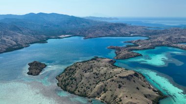 Dramatik kıyı şeritleri Komodo 'da resif kenarlı derin maviler oluşturur..