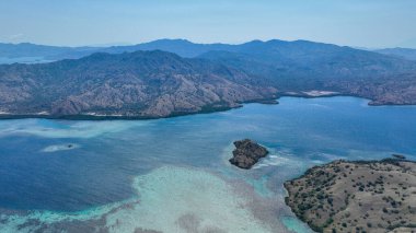 Tekne, Komodo dağlarının ortasındaki resif labirentlerinde iz bırakıyor..