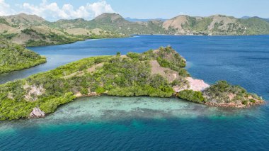 Bereketli yeşil ada, teknelerin turkuaz resiflerin ve sonsuz mavi tepelerin altında toplandığı korunaklı bir körfez..