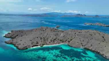 Komodo vahşi tepecikleri ve turkuaz gölcüklerden oluşan geniş bir anten. Boş plajlar ve dağınık adalar bu adanın zamansız güzelliğini gözler önüne seriyor..