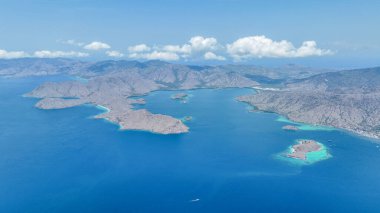 Komodo Adası 'nın yüksek tepeleri canlı turkuaz suları ve küçük zümrüt adaları kuşatır..