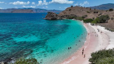 Komodo, Endonezya 'nın pembe plajının hava manzarası, panoramik manzara..