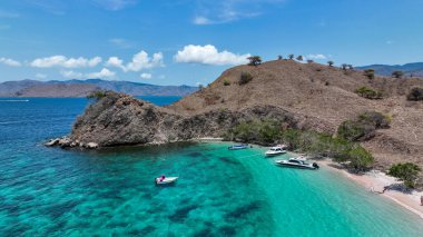 Endonezya 'nın Komodo Adası' nda Turkuaz berrak suları olan Pembe Plajda bir tekne..