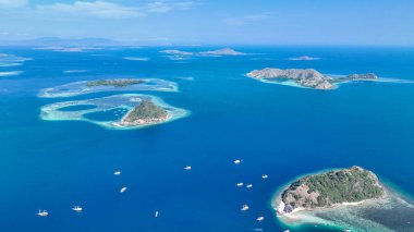 Yukarıdan, Kelor Adası parlak resifler ve kumsallardan oluşan bir labirente demir atar. Bu arada cankurtaran botları körfezi doldurur ve Komodo 'nun açık deniz maceralarının vahşi güzelliklerini yakalar..