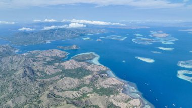 Yukarıdan, Kelor Adası turkuaz kanallar ve kumsallardan oluşan bir labirent sunar. Uçsuz bucaksız safir bir denizde küçük bir zümrüt zirvesi..
