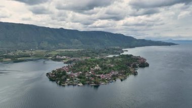 Toba Gölü 'ndeki Samosir Adası' ndaki TukTuk Yarımadası manzarası Kuzey Sumatra Endonezya.
