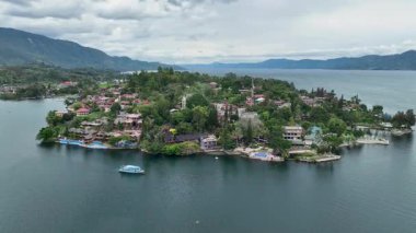 Toba Gölü 'ndeki Tuk Tuk feribotu Samosir Kır Evi' ne yanaşacak..