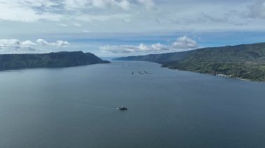 Toba Gölü, Kuzey Sumatra. Endonezya 'da. Tatil için Toba Gölü 'ne gidiyorum. Ada içi feribot..
