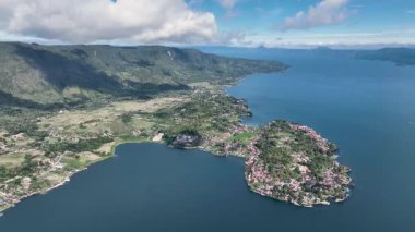 Kuzey Sumatra 'da Toba Gölü ile çevrili Samosir Adası manzarası.