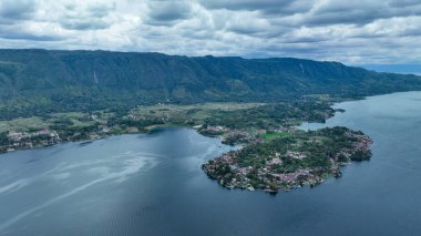Ada Samosir görünümünü Lake Toba Kuzey Sumatra, Endonezya Endonezya Adası ortasında bulunan üzerinde.