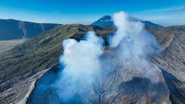 Bromo Dağı 'nın sersemletici havası kül yamaçları ve açık mavi gökyüzünün altında yemyeşil tepeler bulunan buharlı krateri ortaya çıkardı..