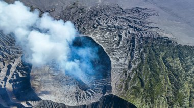 Kraterin dudağından, Bromo 'nun iç mavi sisi keskin gri duvarlarla tezat oluşturuyor..
