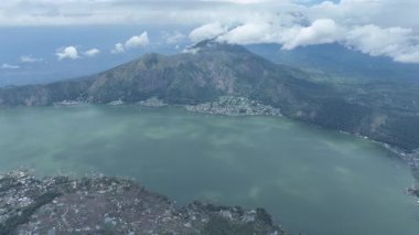 Kintamani, Bali, Endonezya 'daki Batur Gölü ve Batur Dağı' nın havadan görünüşü.