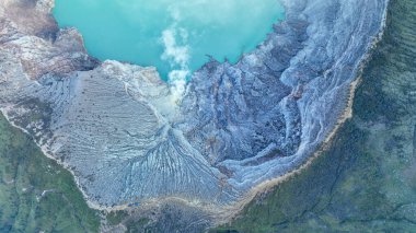 Gün doğumunda turkuaz kükürtlü su gölü ile Kawah Ijen yanardağ kayakayalık havadan görünümü. Doğu Java, Endonezya'da panoramik manzara. Doğal peyzaj arka planı.