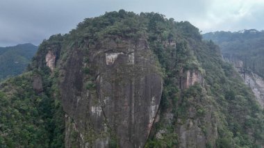 Yüksek granit kayalıklar, Batı Sumatra 'nın gizli Yosemite' si, sisli Harau Vadisi 'ne düşüyor. Bereketli ormanlar, kartalların antik kayalıkların üzerinde süzüldüğü kenarları gizler..